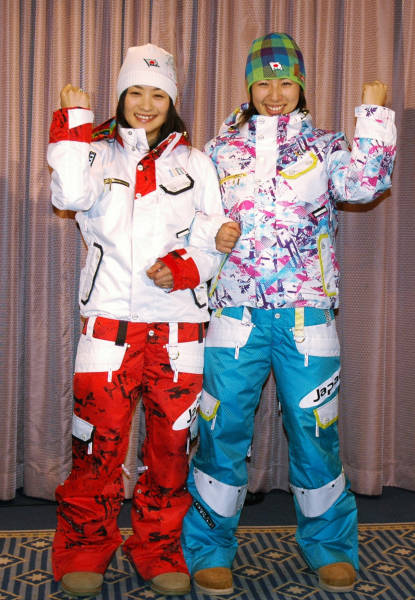 バンクーバー五輪で着用するウエアを公開し…：女子モーグル 伊藤みき