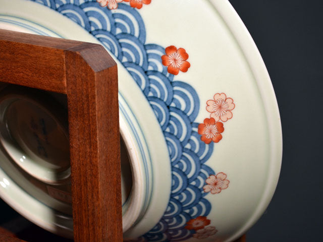 献上手古伊万里焼】飾絵皿（大）染錦本金花籠青海