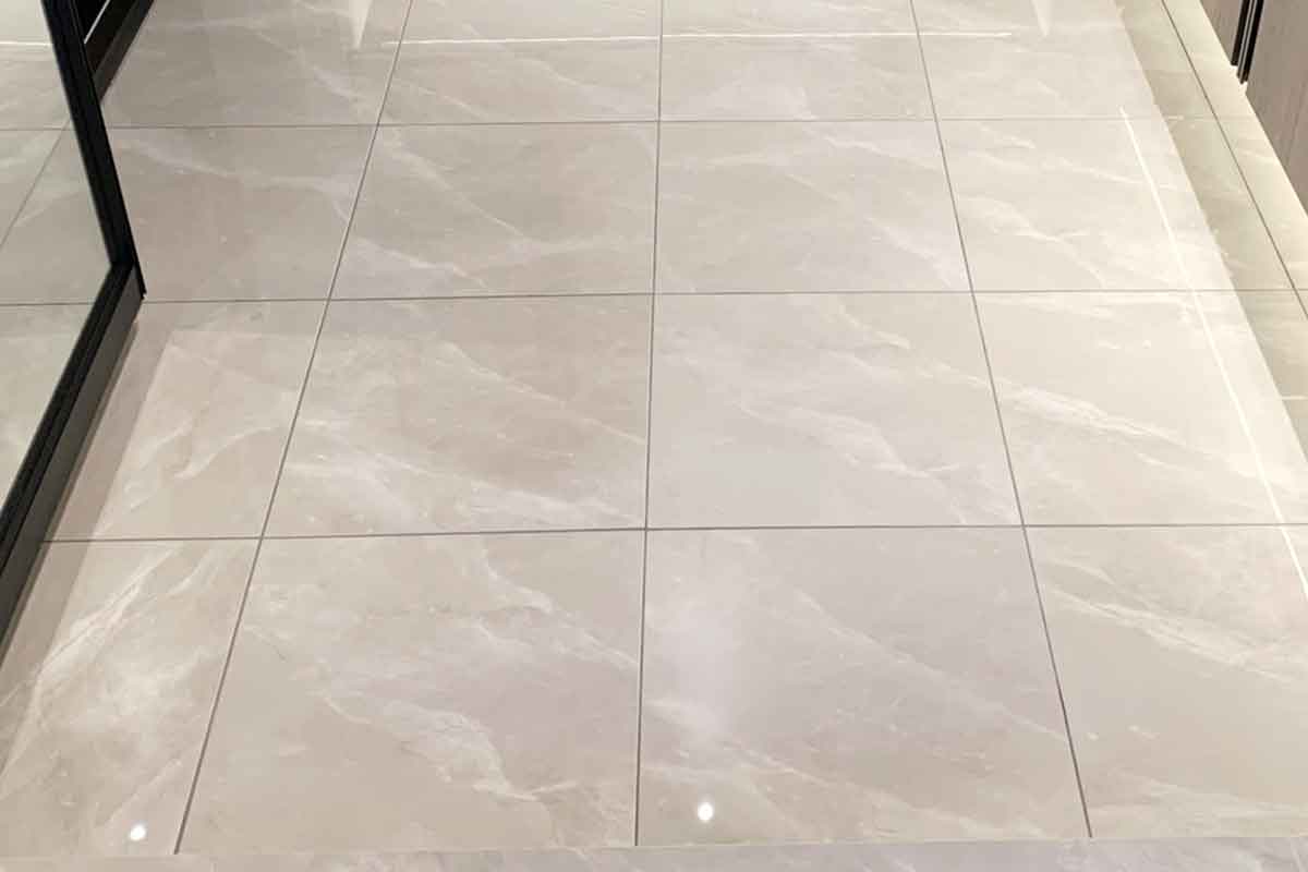 リフォームで貼り替えられた玄関土間の石材タイルをコーティング施工。