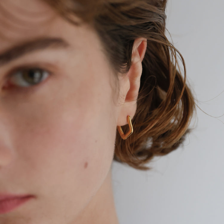 予約】ダガーピアス GD