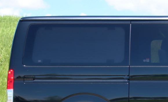 ハイエースの窓埋めパーツ「ESウィンドウパネル」は窓ガラスを保護し
