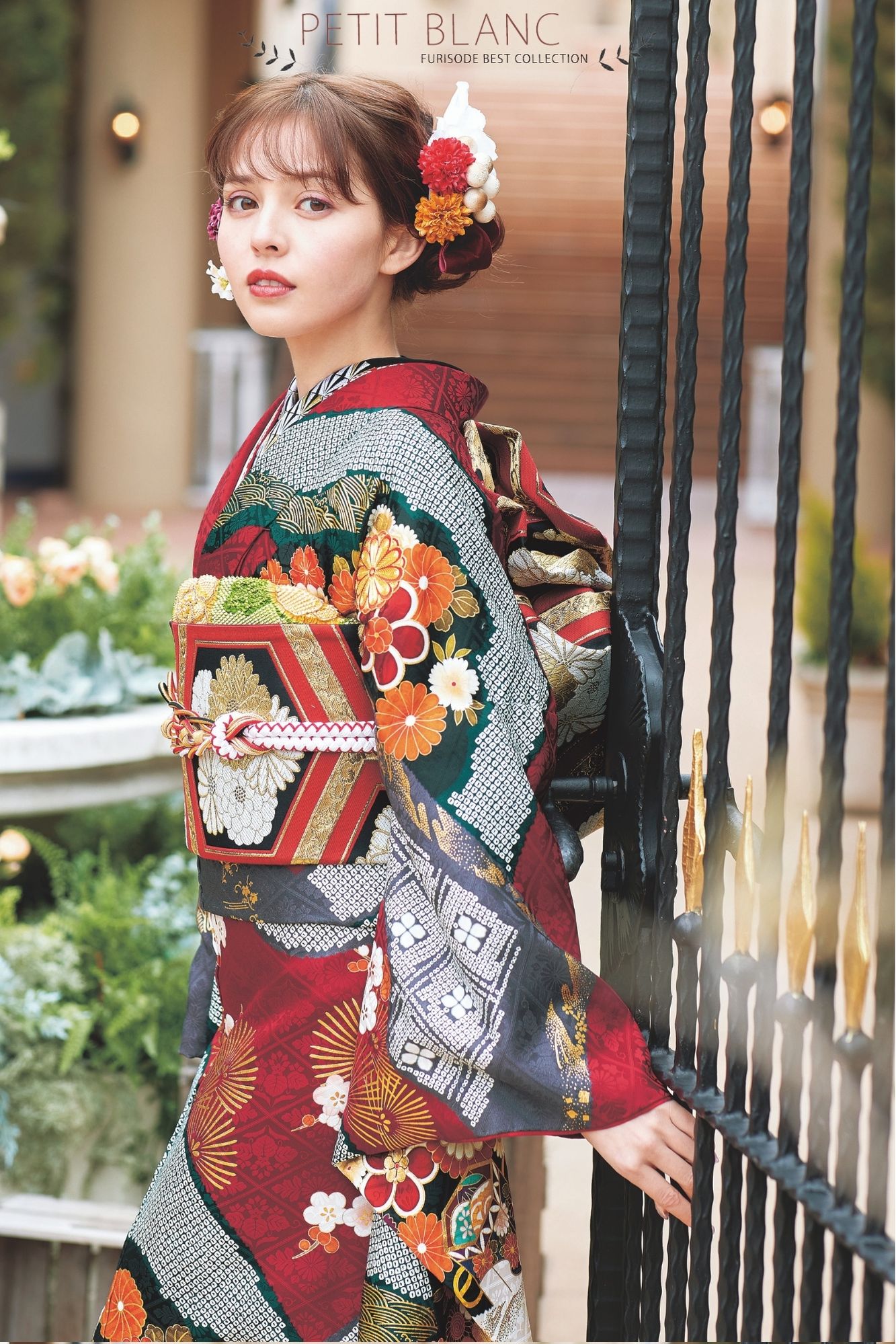 赤地に映える金駒刺繍と深緑の絞り柄振袖｜伝統美と華やかさの極み