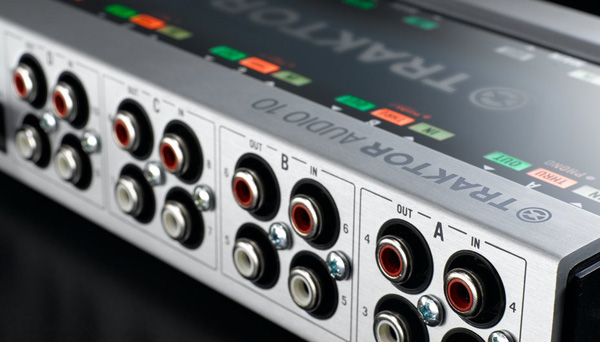 Native Instruments/Traktor Scratch A10の紹介です。