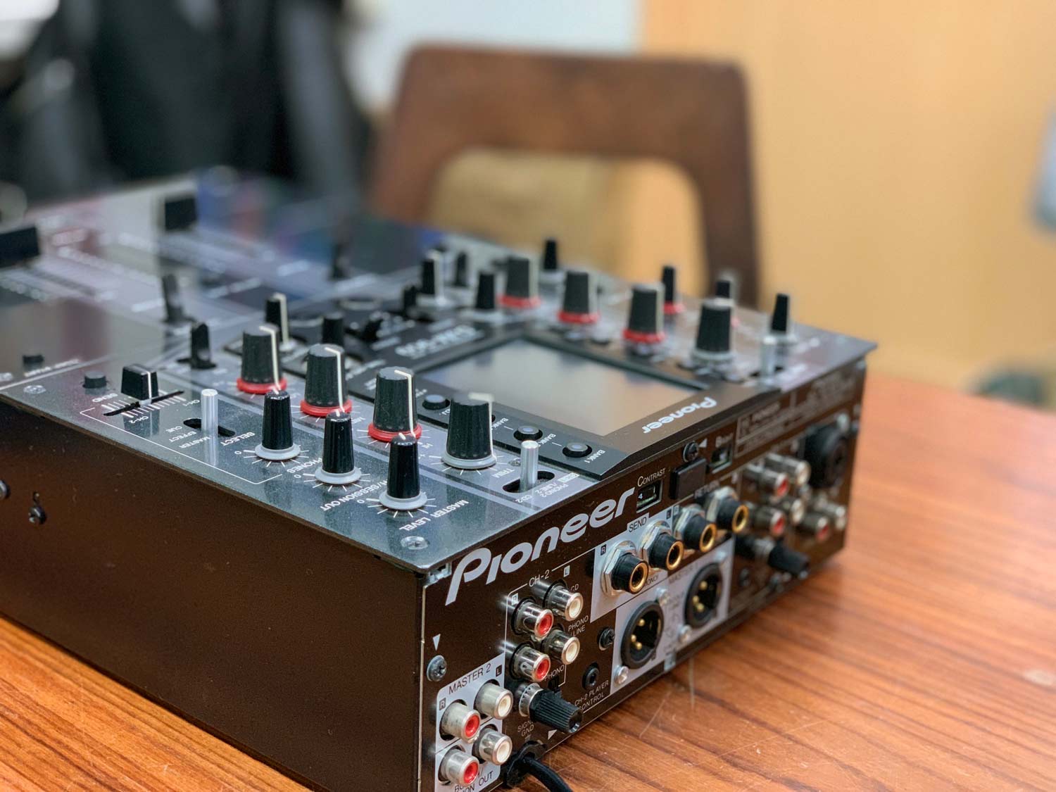 中古品のPioneerのDJミキサー、DJM-909のご紹介です。