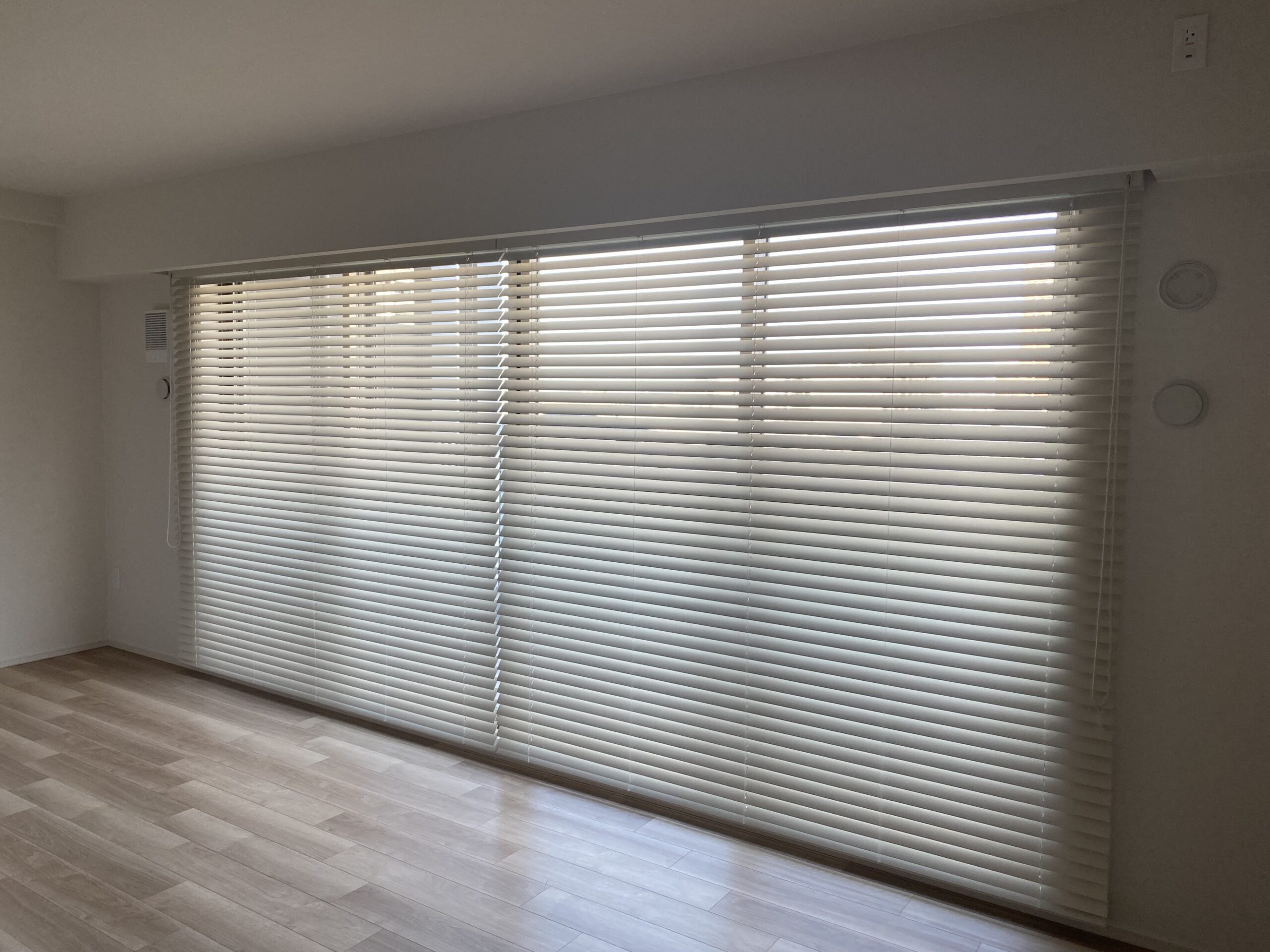 掃出し窓にウッドブラインド｜滋賀県のオーダーカーテン専門店