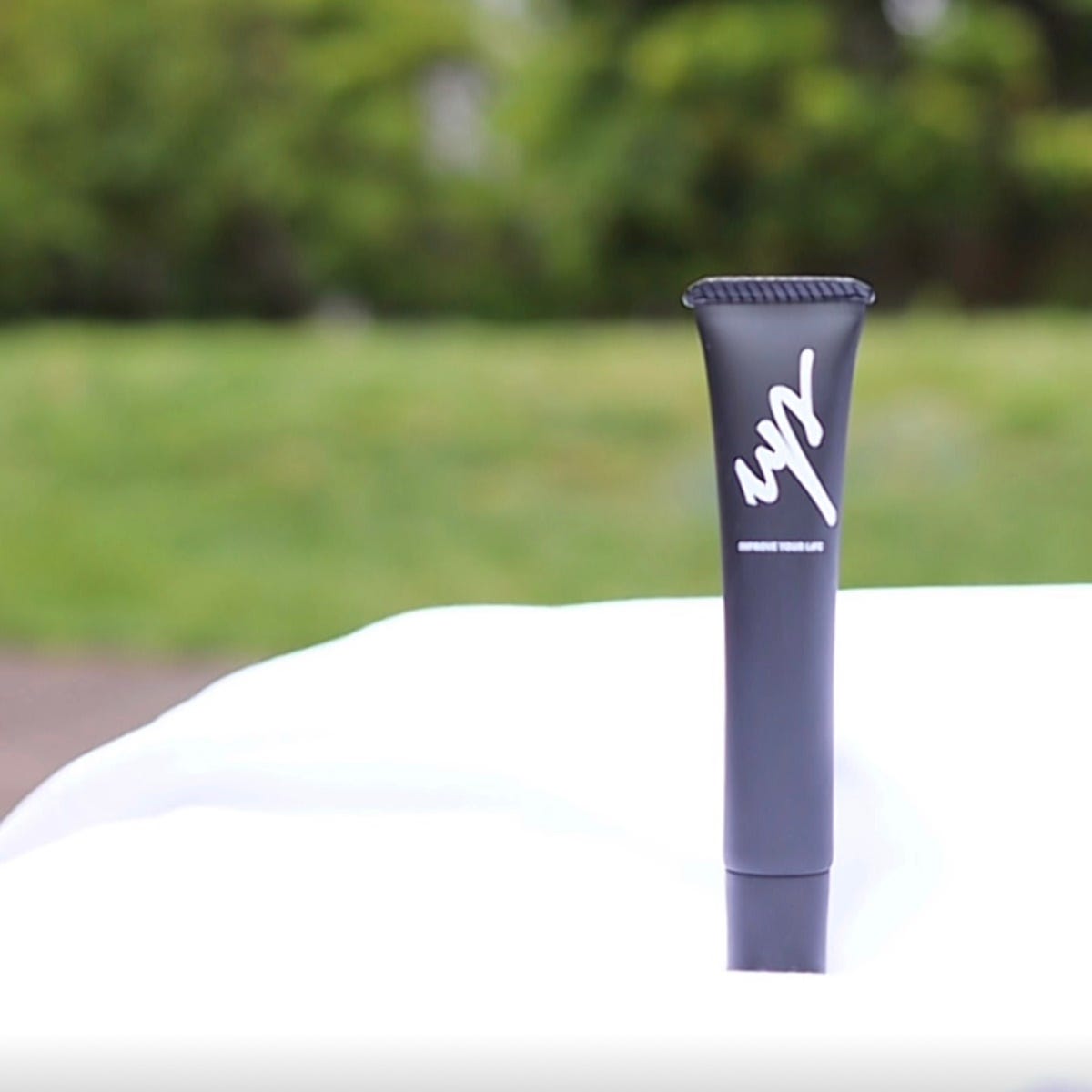 人生をアゲよう↑」。NMNで注目の新体験美容液リジュアップから目元