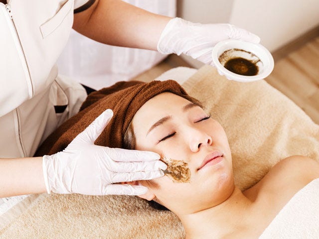 ハーブピーリングの効果は？剥離あり・なしの違いやデメリットも解説