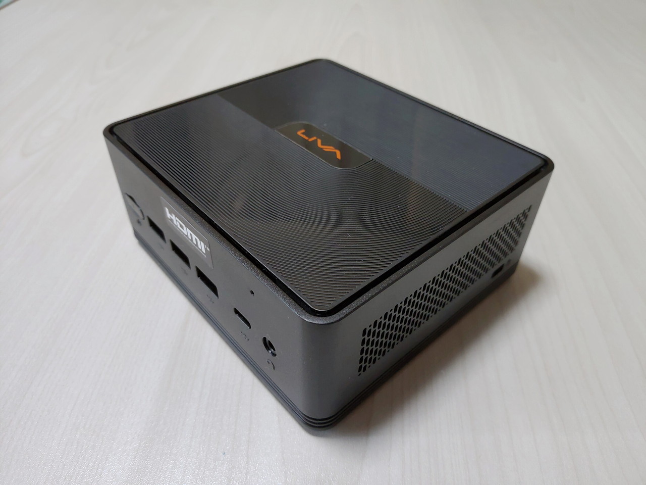 ECS LIVA Z2 – RAMとROM追加で手軽にカスタマイズできるミニ