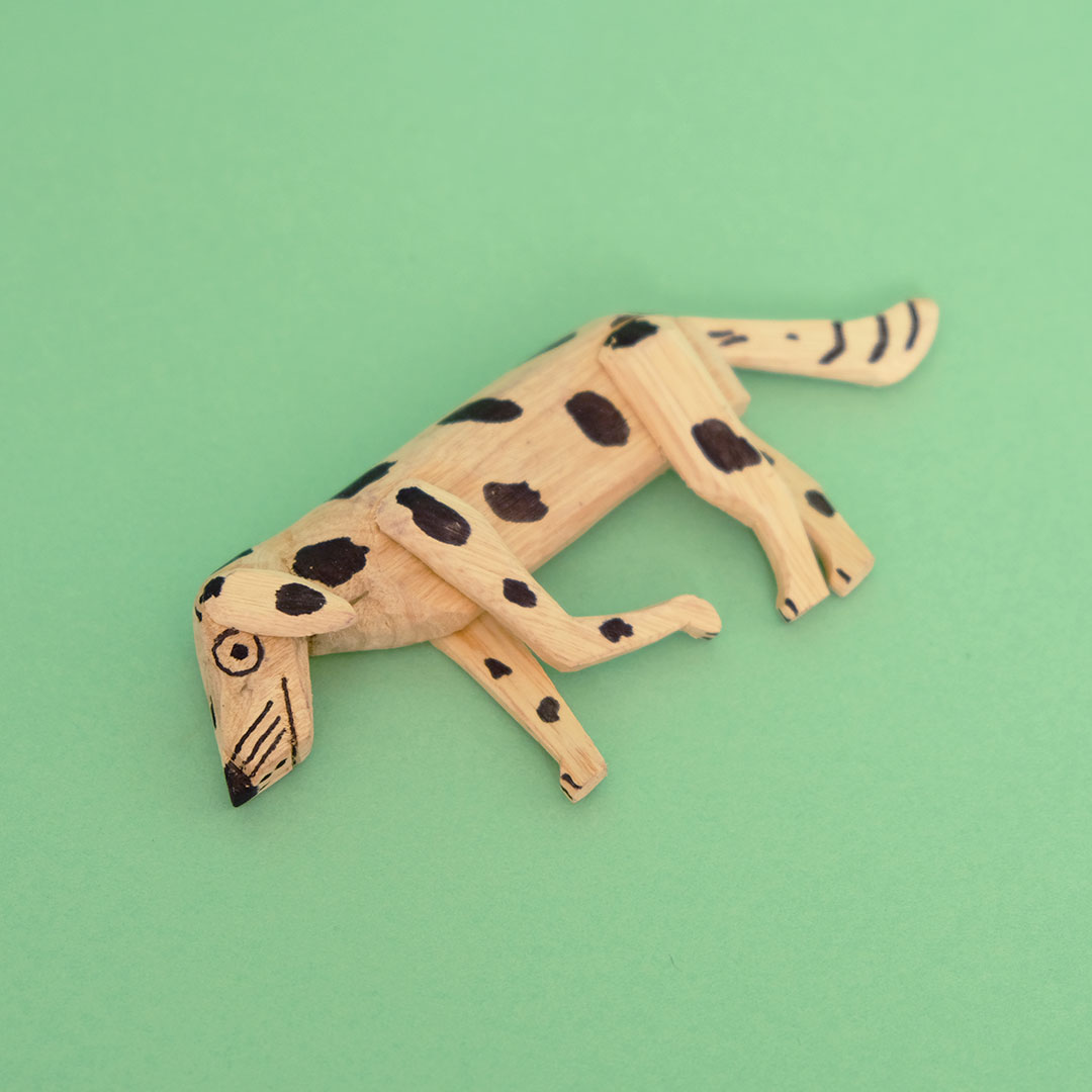 寝ころぶ犬（オアハカ ウッドカービング）- LABRAVA [メキシコ 民芸