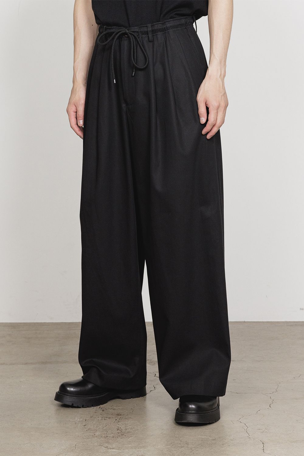 MARKAWARE - ORGANIC GIZA VOILE YARN TWILL TRIPLE PLEATED TROUSERS