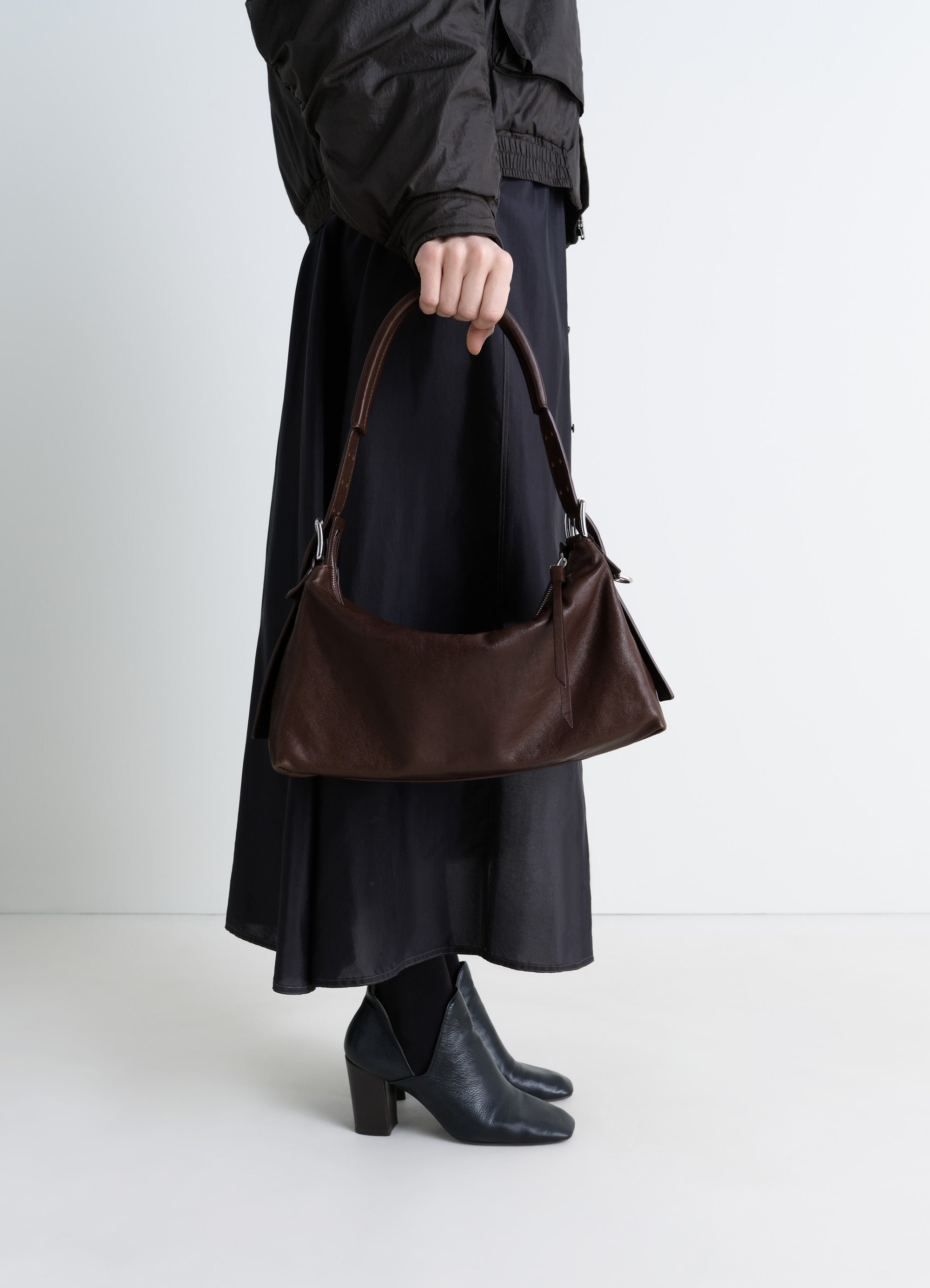 BELTED バゲットバッグ - Espresso - ペーパーラックスレザー