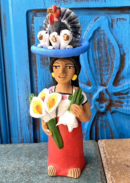 アギラールファミリーの陶人形・花を持ち七面鳥を頭に載せた行商女