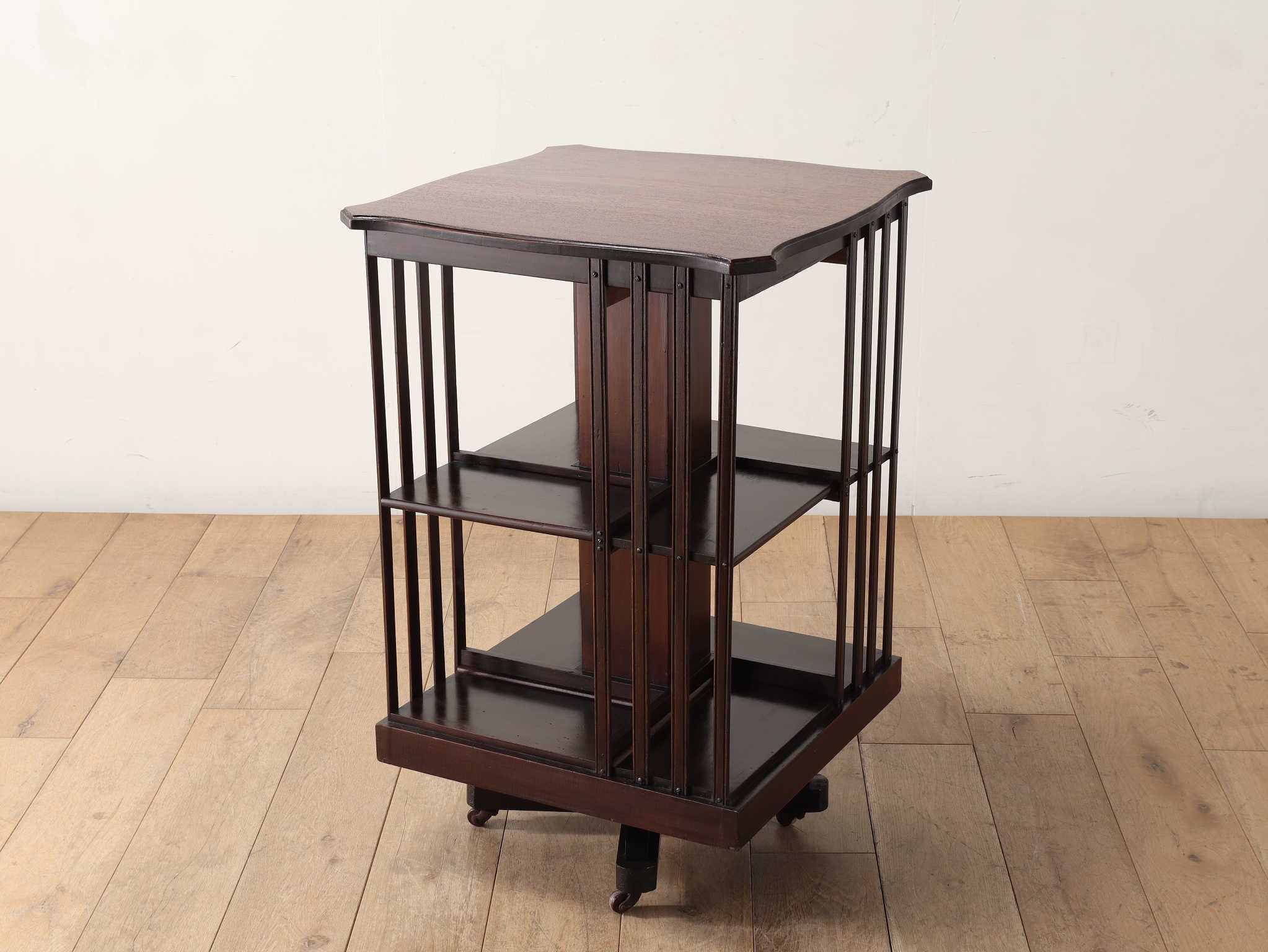 リボルビングブックシェルフ | ロイズ・アンティークス | ヨーロッパの