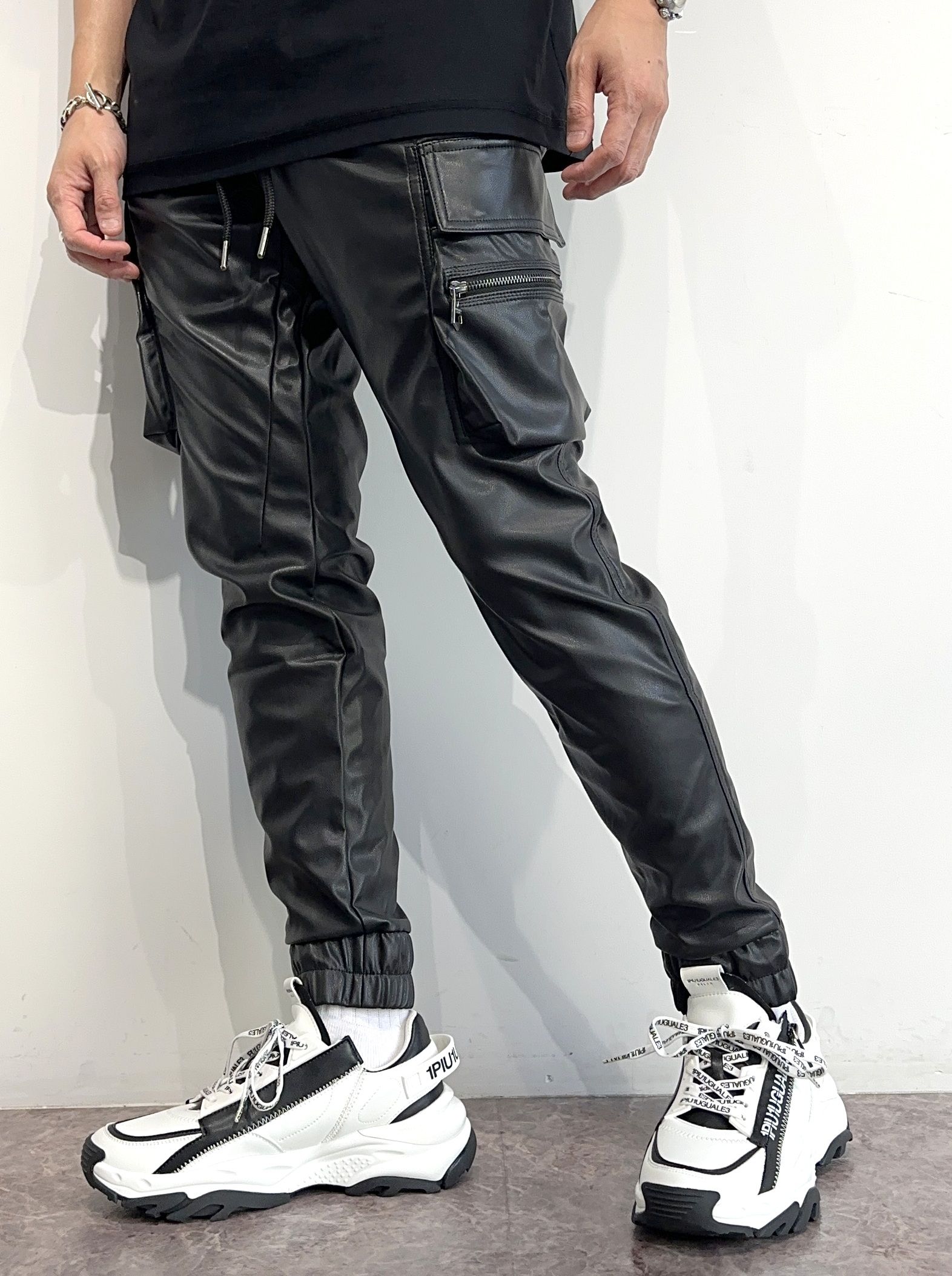 1PIU1UGUALE3 RELAX - フェイクレザースリムカーゴパンツ / usb-24119