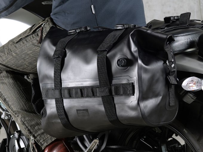 防水×圧縮で収納力抜群！ ドッペルギャンガーの新型サイドバッグが登場