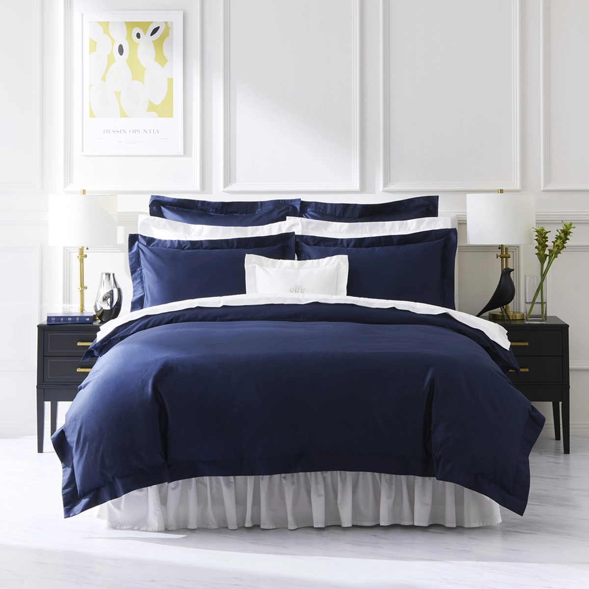 白のボックスシーツでまるでホテルのような寝室に＞ 公式：ホテル