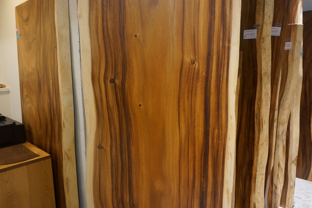 天然木 東京 新宿 東五軒町店展示 欅（けやき・ケヤキ）材 一枚板