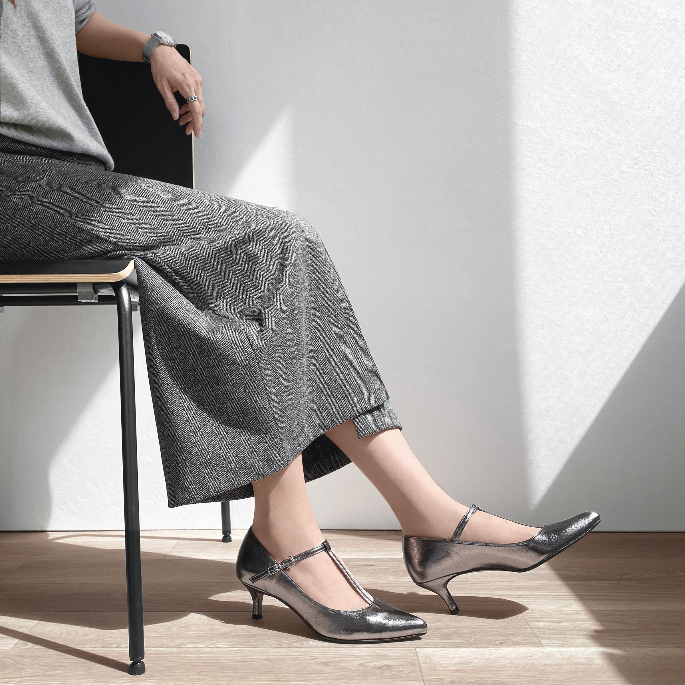 2026SS：Tストラップ パンプス 5cmヒール（m55201）スチール – mamian