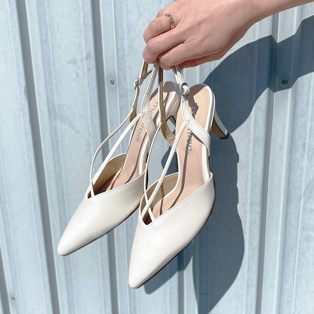 ラストワン30%OFF：クロス&バックストラップ パンプス（7240