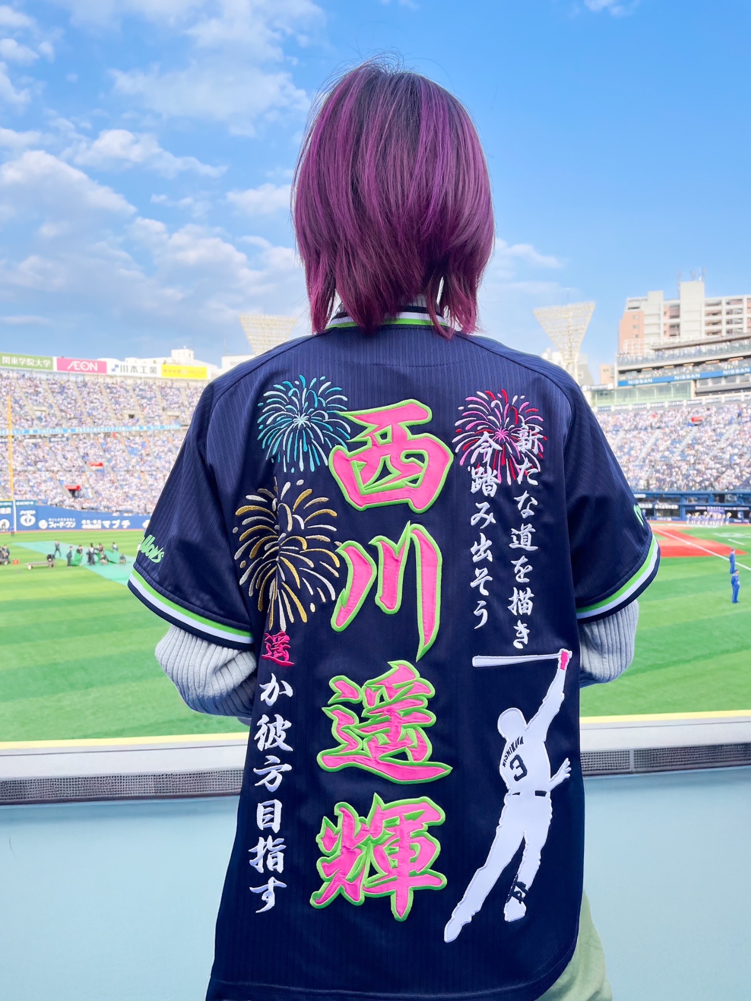 東京ヤクルトスワローズのビジターユニに、神宮夏の名物の打ち上げ花火