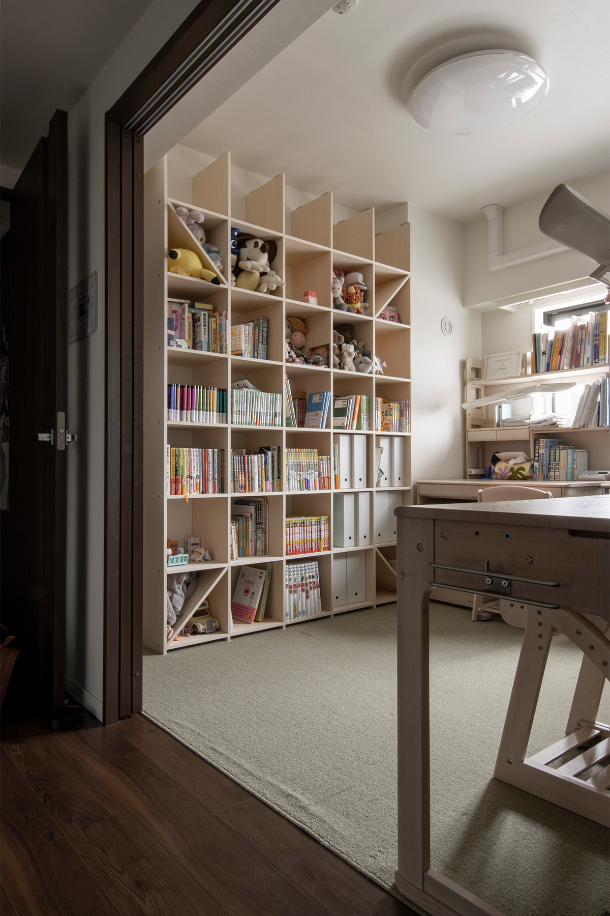 姉妹で使う子供部屋の壁面に – 壁一面の本棚 奥行350mm / Shelf