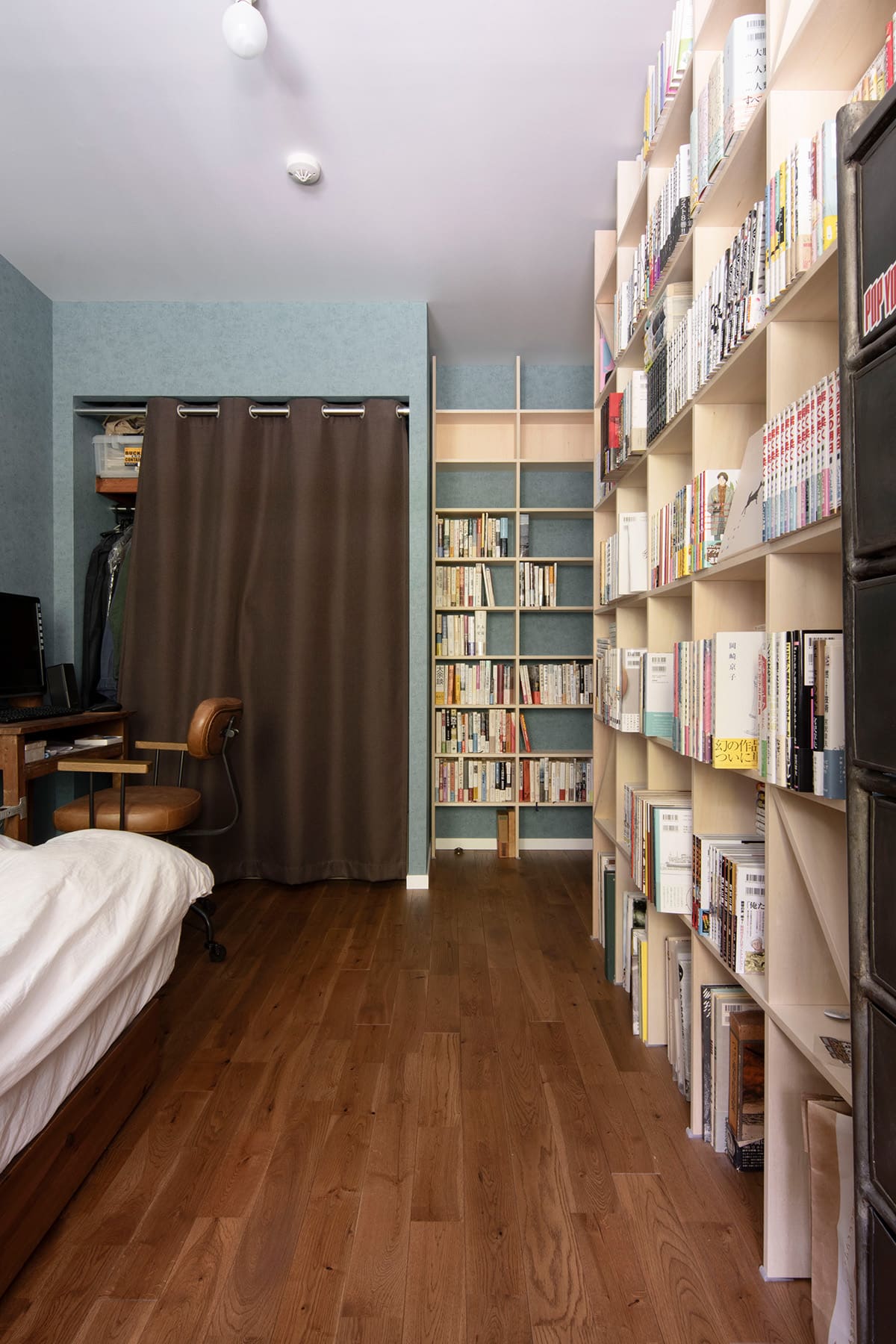 ブリキの引き出しと並んで – Shelf 壁一面の本棚 – マルゲリータお客様事例