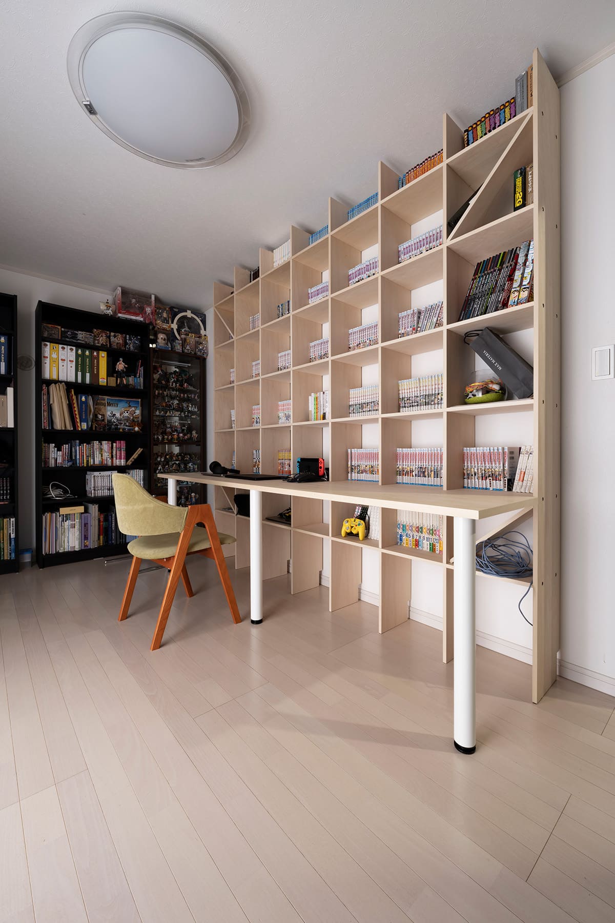 コミック本とフィギュアに囲まれて – Shelf カウンター付き本棚