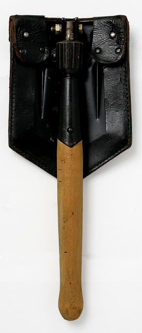 東ドイツ NVA(人民軍) 野戦用折り畳みスコップ/二つ折り仕様/革製