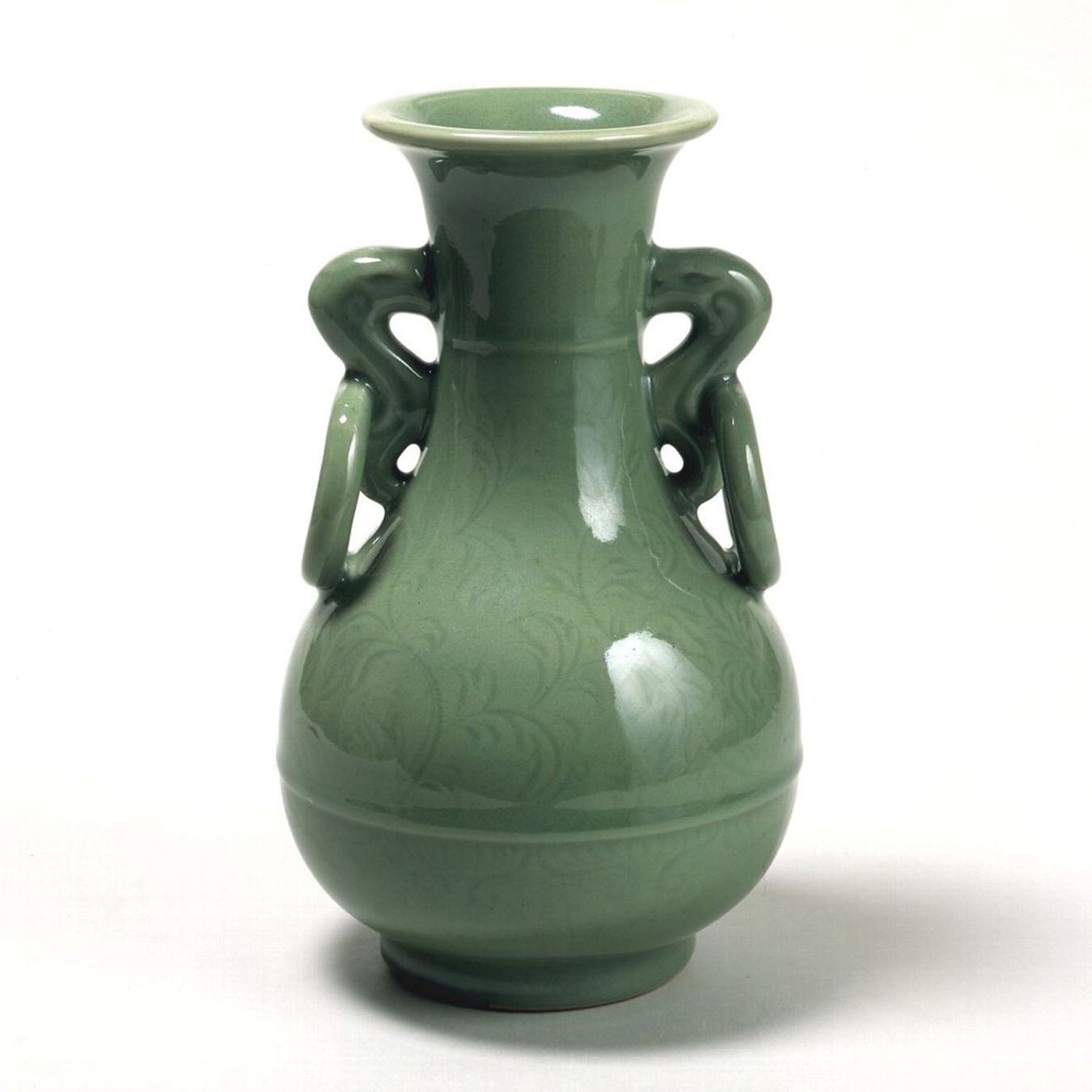 青磁唐草文耳付花瓶 – 兵庫陶芸美術館 収蔵品データベース