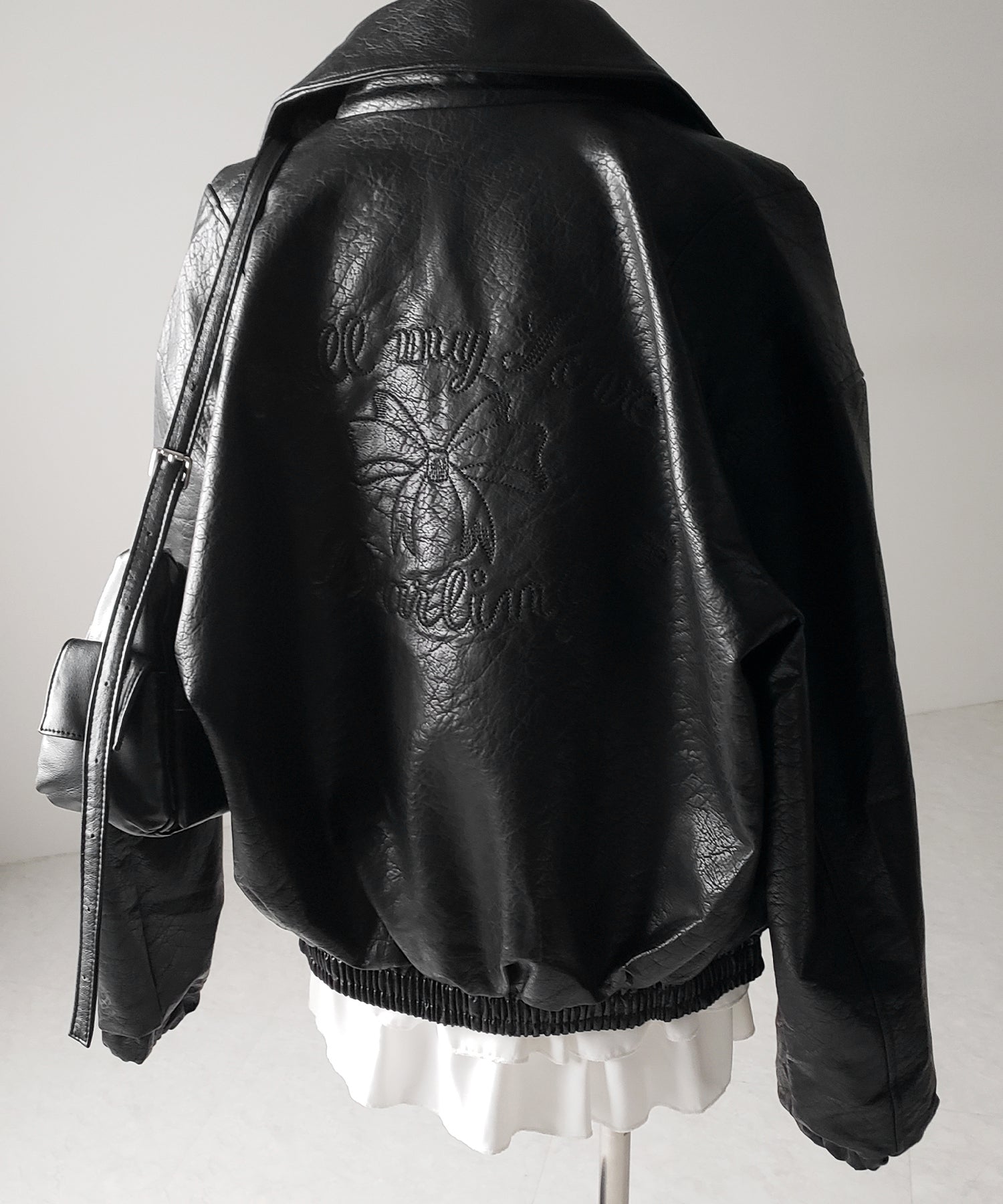 バックリボン刺繍ヴィンテージライクフェイクレザーブルゾン ／ back