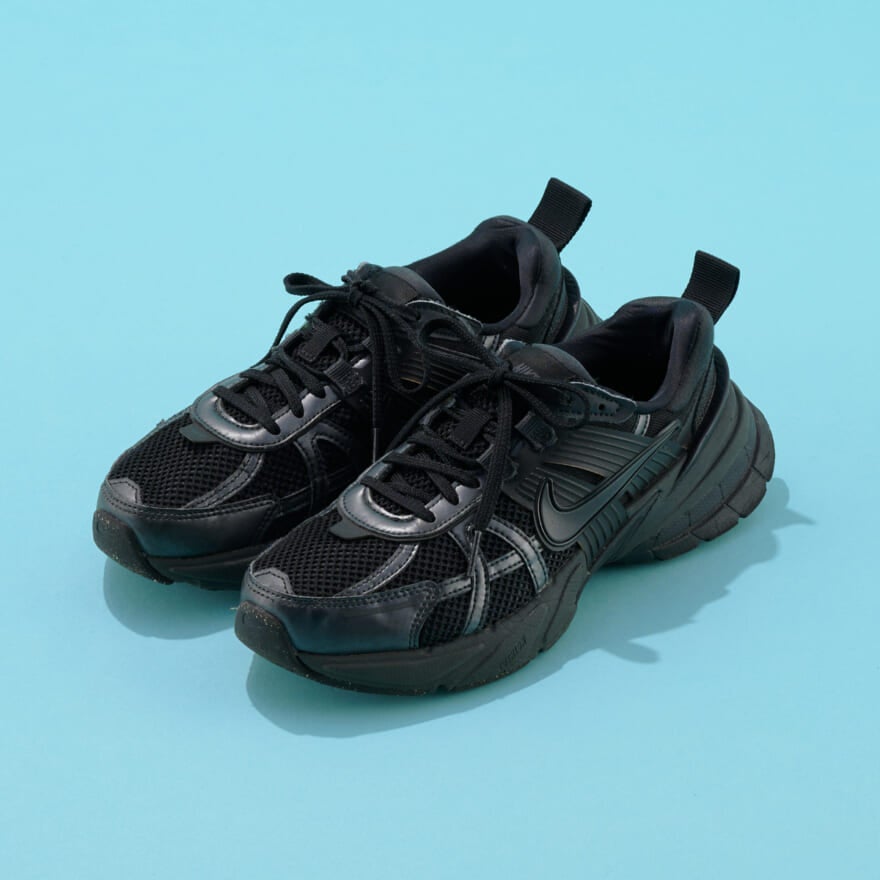 ナイキ『V2K Run』は個人的ベスト黒スニーカー。「それどこの？」と訊