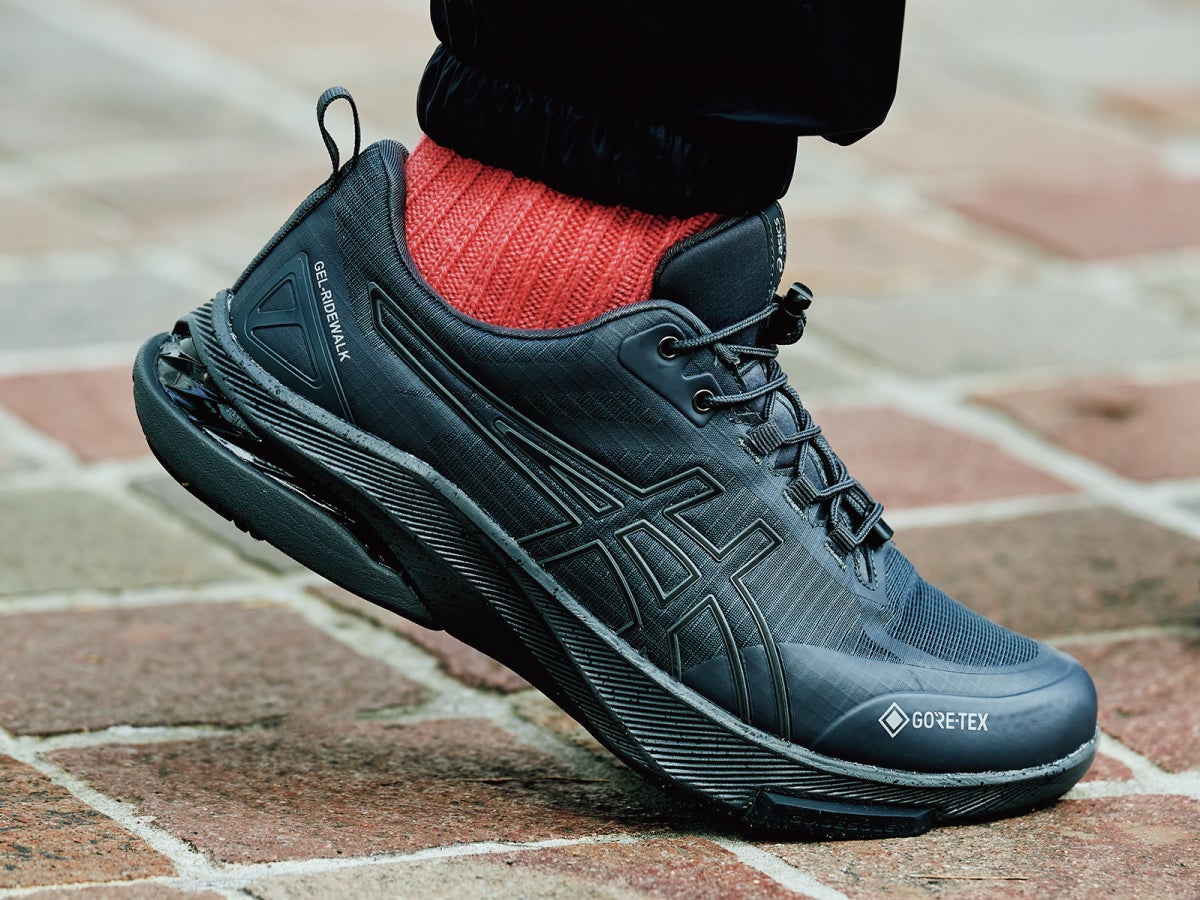 オールブラックのアシックス、ニューバランス、サロモン…突然の悪天候