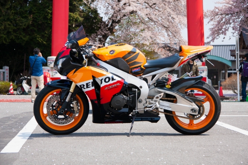 やっぱりCBR1000RRにはTSRのシングルシートが似合う · www.michinoeki