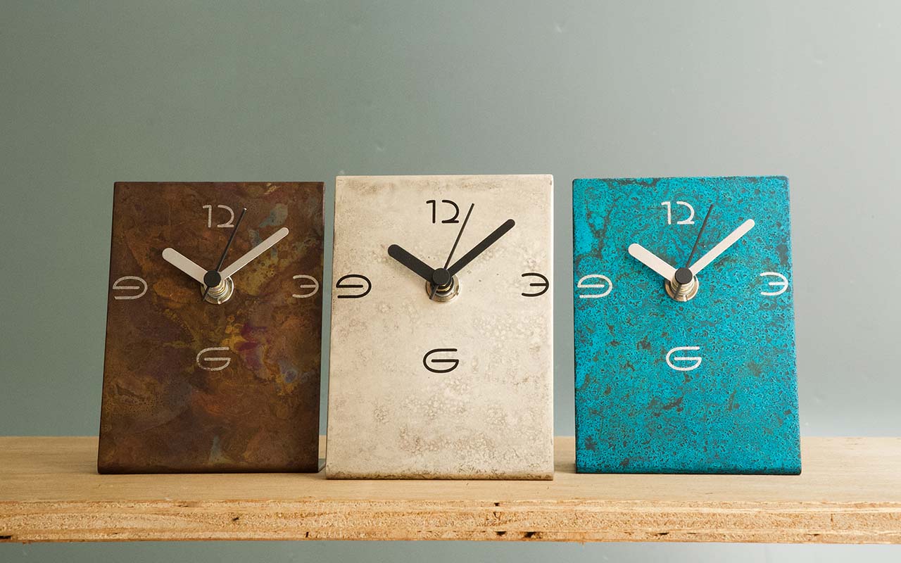 伝統技法で着色した世界に一つの スタンド型時計 time and space