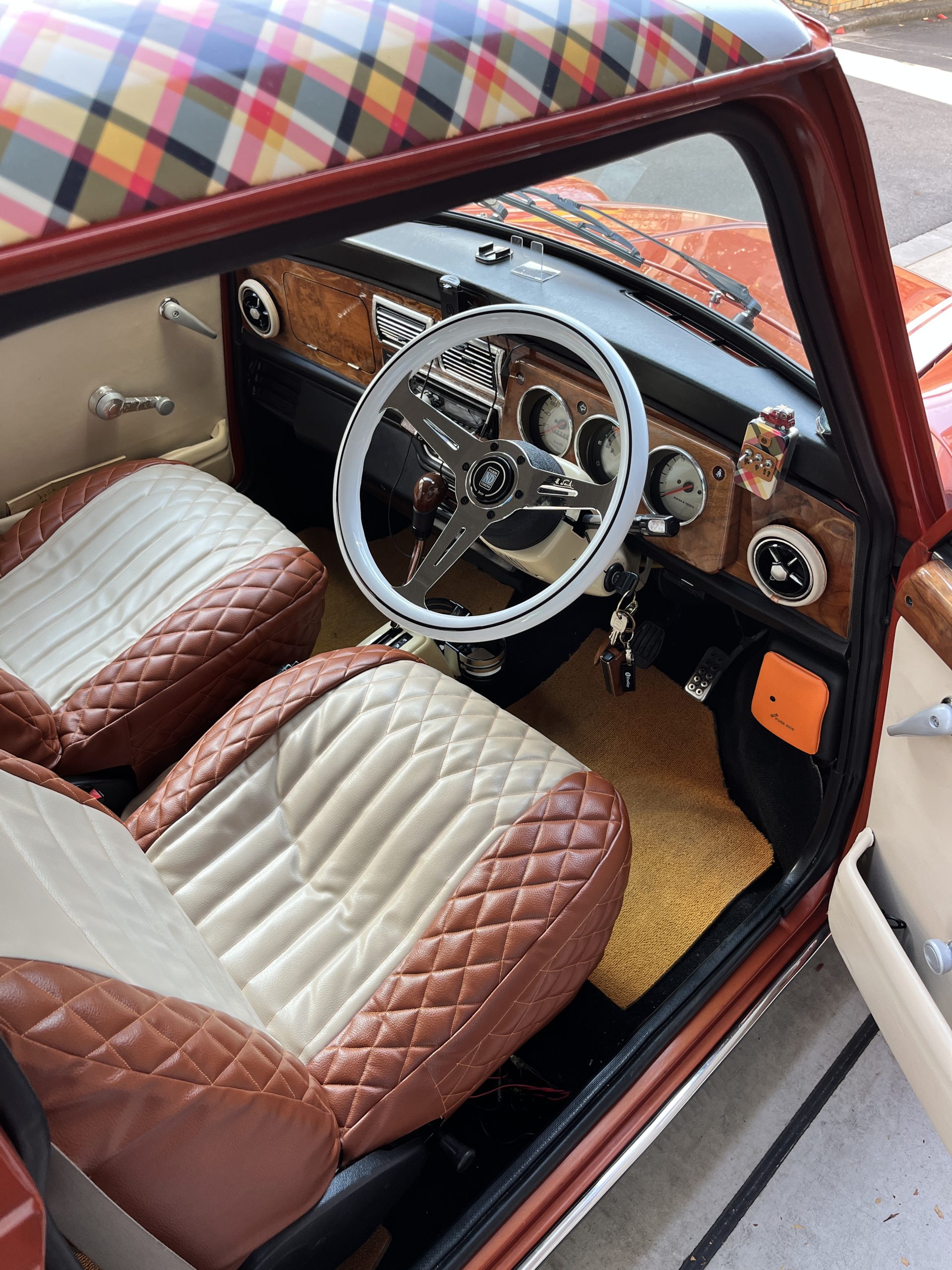 ローバーミニ：今さら？DIYでステアリングホイールをナルディの