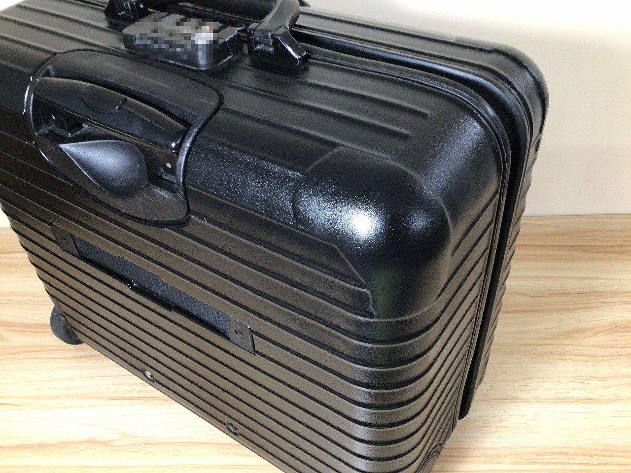 角が大きく凹んで割れているスーツケース | 修理事例一覧 | MISTER MINIT