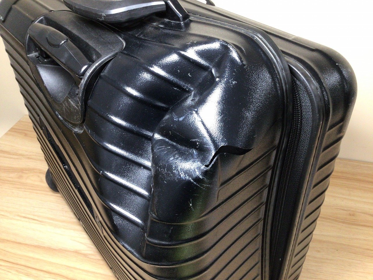 角が大きく凹んで割れているスーツケース | 修理事例一覧 | MISTER MINIT