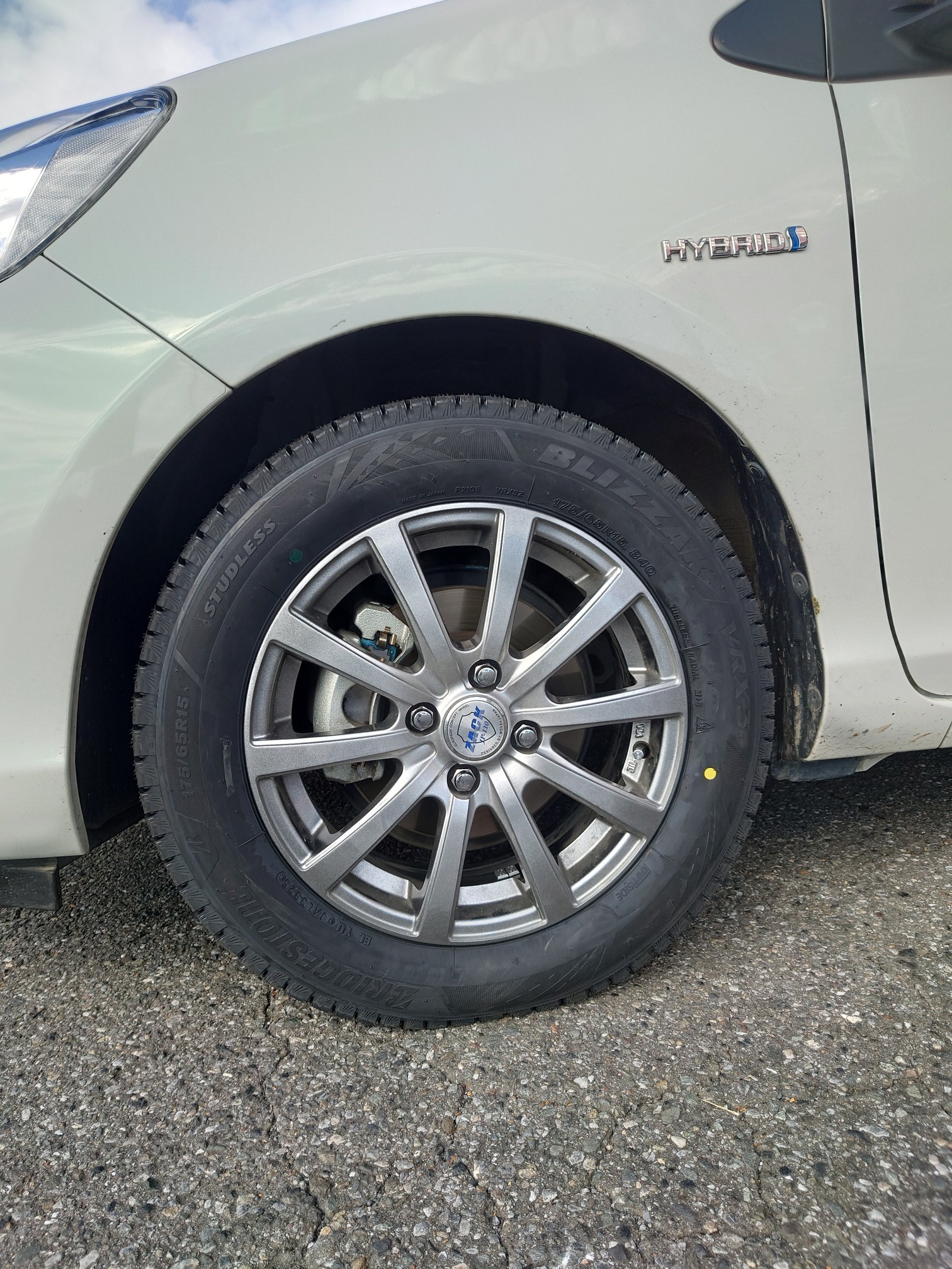 トヨタ アクア ブリザック VRX3 175/65R15 装着 【スタッドレスタイヤ