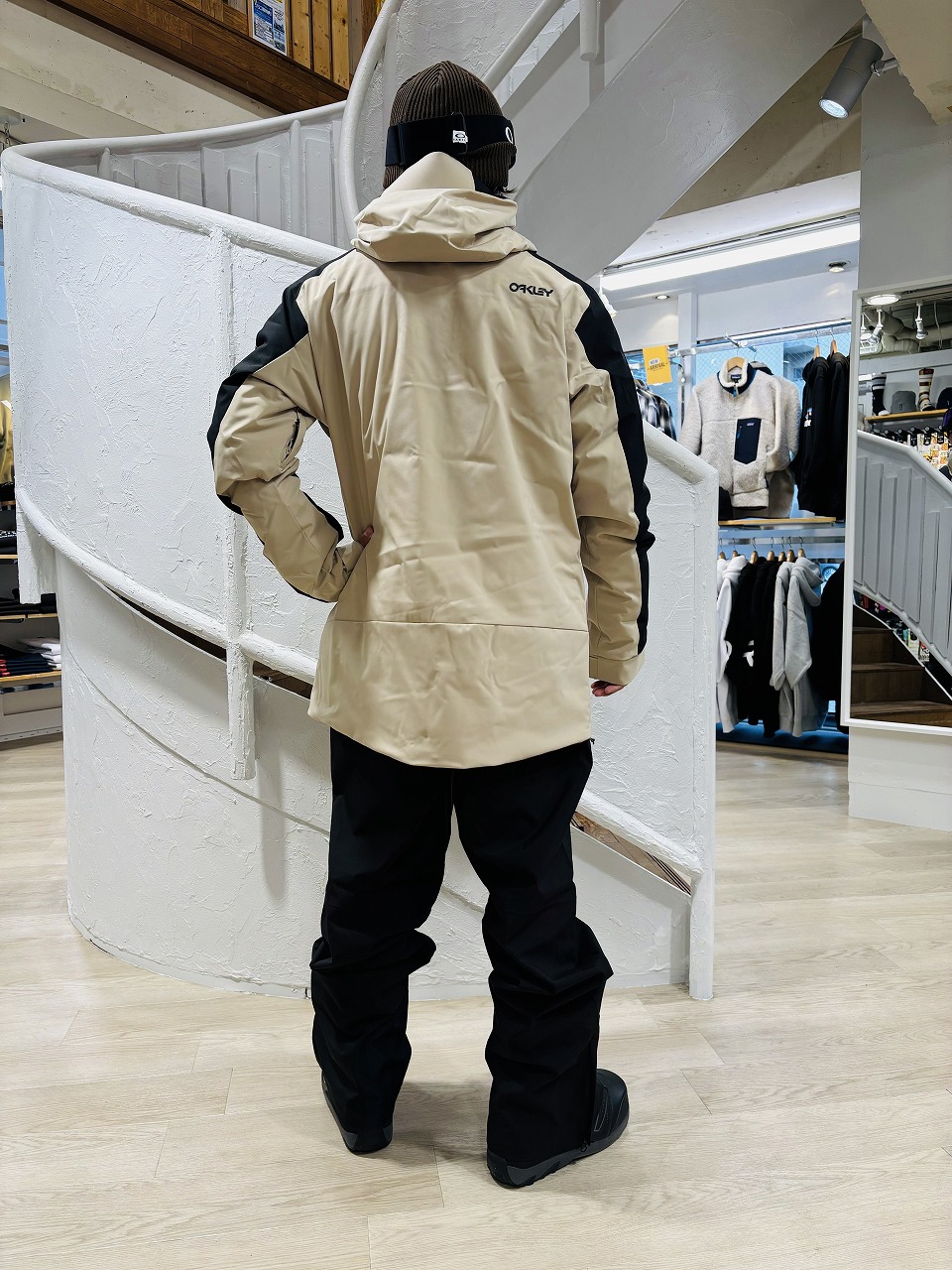 ホワイトジャケットとレッドスノーパンツセット ホワイトジャケットと