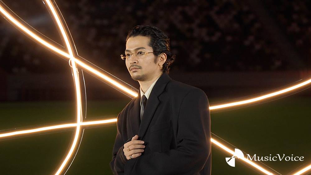 動画】King Gnu・常田大希、オールバック&ブラックスーツ姿 大切にして