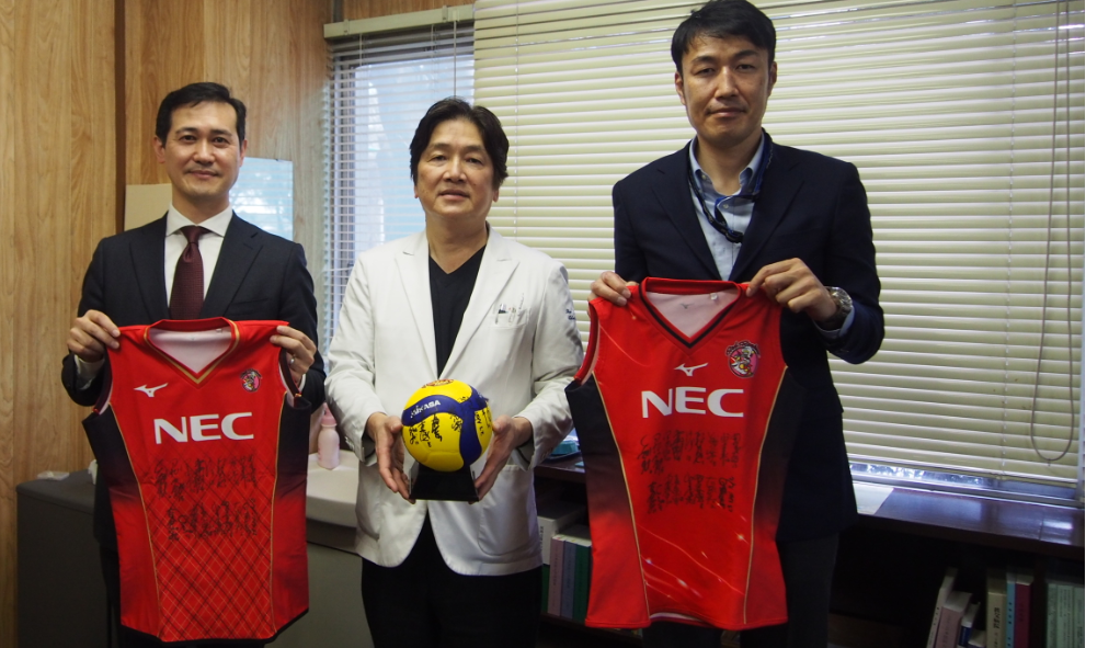 NECレッドロケッツ（女子バレーボール部）よりユニフォームとサイン