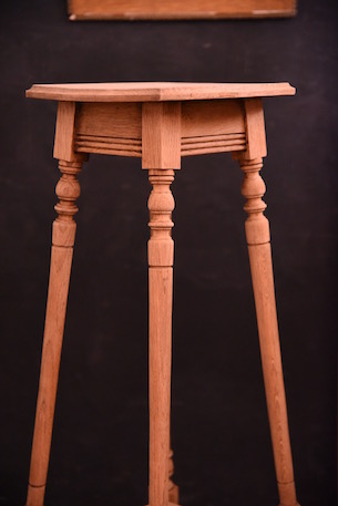 上品な印象の木製のフラワースタンド