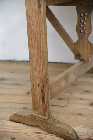 上品な風合いのラウンドワインテーブル