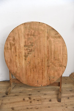 上品な風合いのラウンドワインテーブル