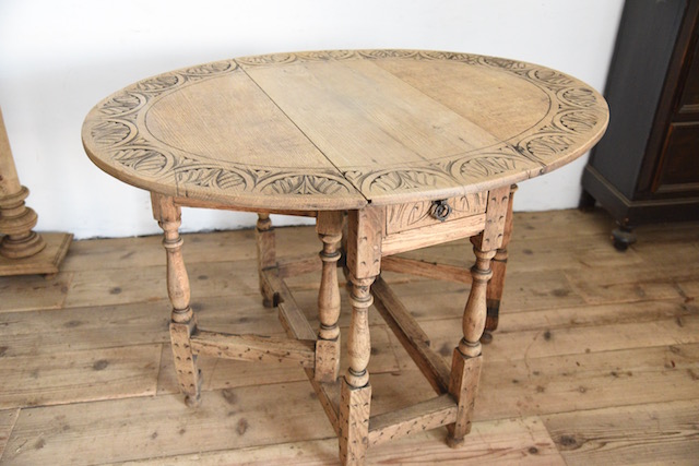 雰囲気あるドロワーのついたゲートレッグテーブル