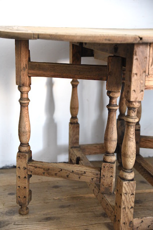 雰囲気あるドロワーのついたゲートレッグテーブル