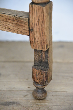 雰囲気あるドロワーのついたゲートレッグテーブル