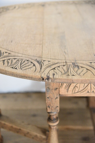 雰囲気あるドロワーのついたゲートレッグテーブル