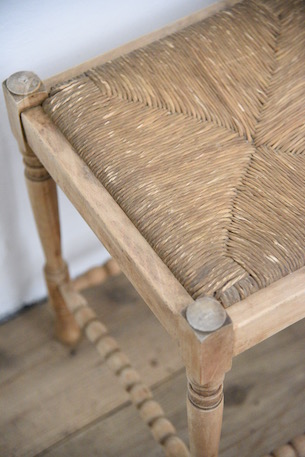 風合いある藁座面のスツール