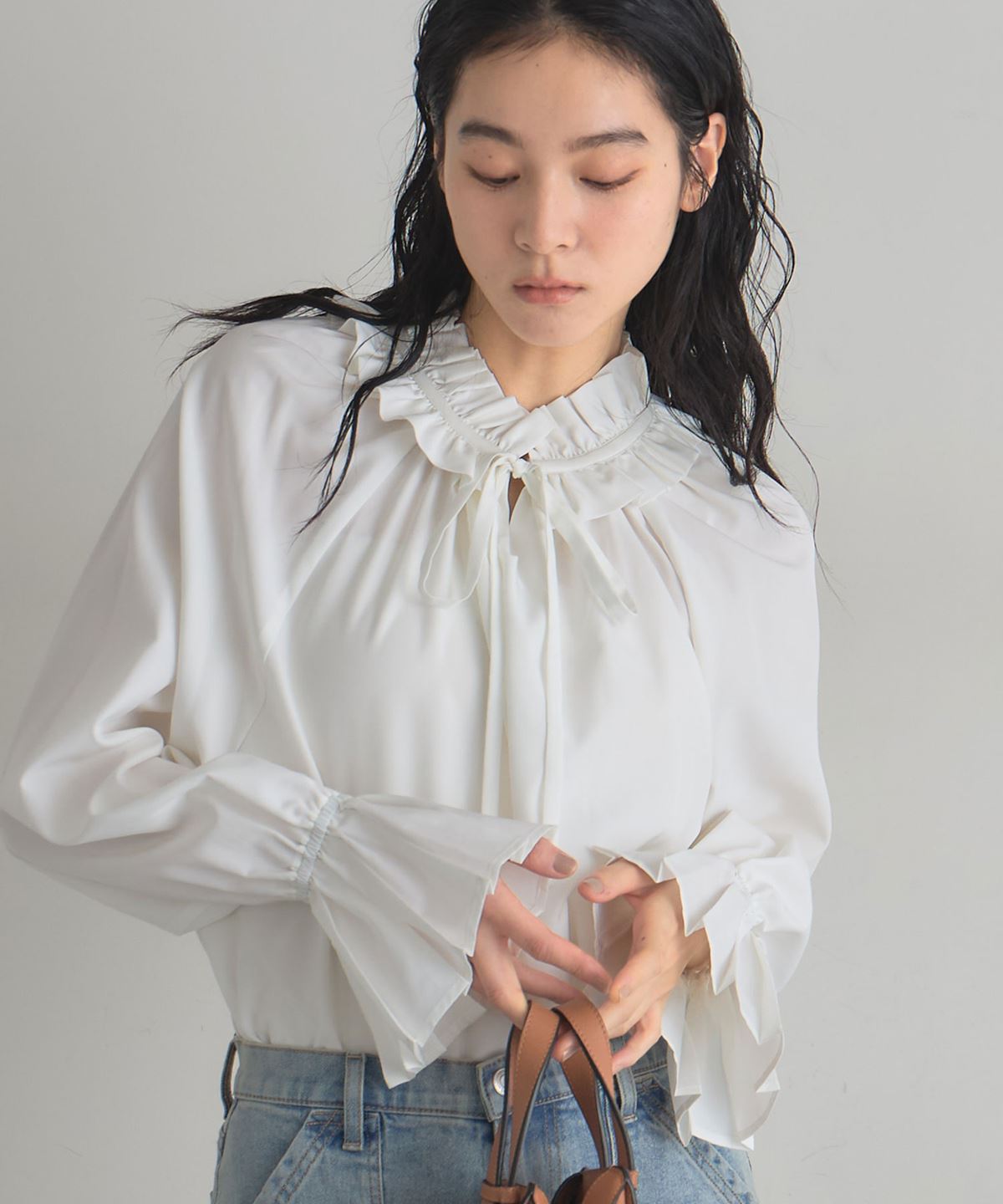 フリルカラーブラウス